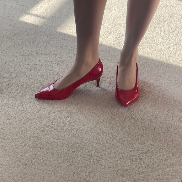 Stradivarius size 37 bright red patent leather kitten heel pumps - Picture 9 of 11